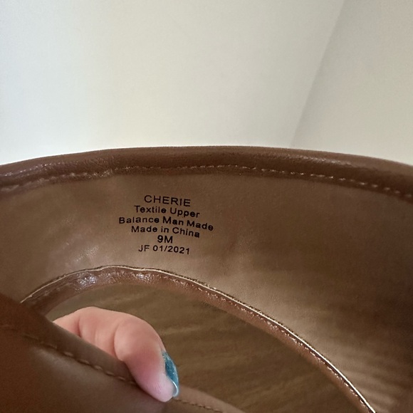 Aerosoles Elegant Tan Sandals with Crystal Embellishments - Picture 4 of 6